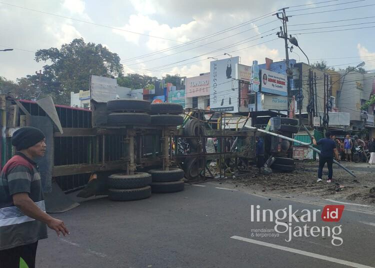Turunan Silayur Rawan Kecelakaan, Wali Kota Semarang Akui Tata Ruang Keliru 25 Truk kecelakaan di Turunan Silayur, Kecamatan Ngaliyan, Kota Semarang, Jumat, 10 April 2026. (Syahril Muadz/Lingkarjateng.id)