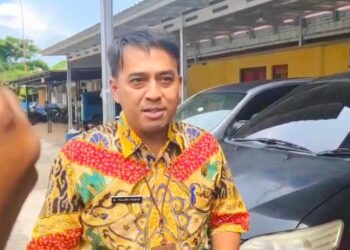 Sekda Kabupaten Pekalongan Yulian Akbar memberikan keterangan kepada awak media usai menjalani pemeriksaan penyidik KPK di Satreskrim Polres Pekalongan Kota, Kamis, 9 April 2026. (Fahri Akbar/Lingkarjateng.id)
