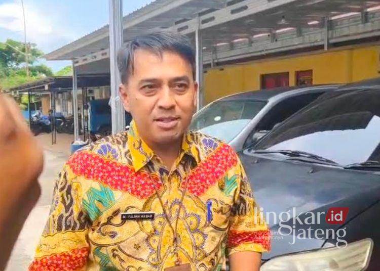 Kembali Diperiksa KPK, Sekda Pekalongan Ngaku Ditanya Masalah Outsourcing 25 Sekda Kabupaten Pekalongan Yulian Akbar memberikan keterangan kepada awak media usai menjalani pemeriksaan penyidik KPK di Satreskrim Polres Pekalongan Kota, Kamis, 9 April 2026. (Fahri Akbar/Lingkarjateng.id)