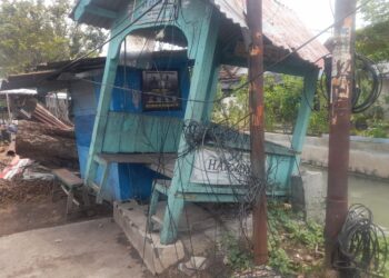 Kondisi terkini penanganan kabel di Jalan Pahlawan 2 Kendal yang sebelumnya berserakan karena terdampak bencana angin kencang. (Anik Kustiani/Lingkarjateng.id)