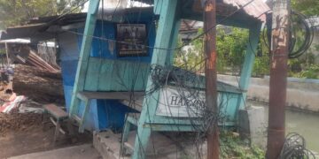 Kondisi terkini penanganan kabel di Jalan Pahlawan 2 Kendal yang sebelumnya berserakan karena terdampak bencana angin kencang. (Anik Kustiani/Lingkarjateng.id)