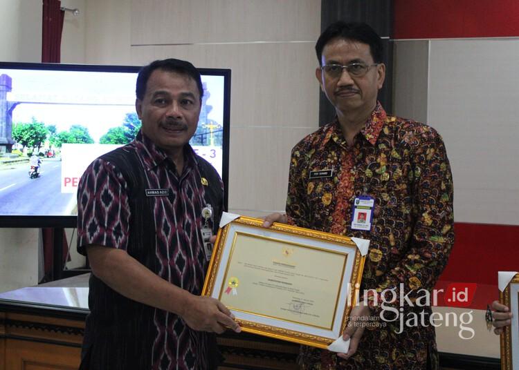 Tingkat Pengangguran di Rembang Terendah Ketiga se-Jawa Tengah 25 Kepala Disperinaker Rembang, Fery Sumardi (kiri). (Vicky Rio/Lingkarjateng.id)