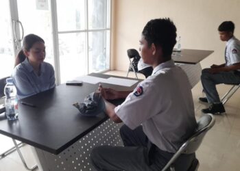 Ketua Karang Taruna Kendal, Nattaya Kenenza, menjadi juri kehormatan tes kepribadian calon paskibraka di Stadion Utama Kebondalem Kendal, Rabu 15 April 2026. (Anik Kustiani/Lingkarjateng.id)