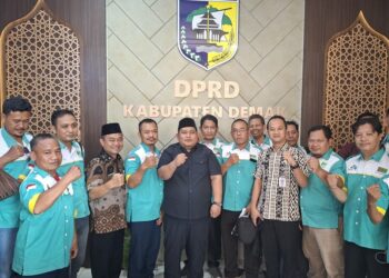 Ketua DPRD Demak, Zayinul Fata (kemeja hitam), berfoto bersama anggota FSPKEP setempat di Kantor DPRD Demak, Jumat, 24 April 2026. (M. Burhanuddin Aslam/Lingkarjateng.id)