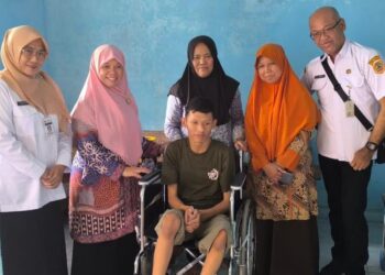 Anggota Komisi E DPRD Jawa Tengah Ida Nurul Farida (kedua kiri) menyerahkan bantuan kursi roda kepada Reza di Salatiga, Rabu, 1 April 2026. (Dok. DPRD Jateng/Lingkarjateng.id)