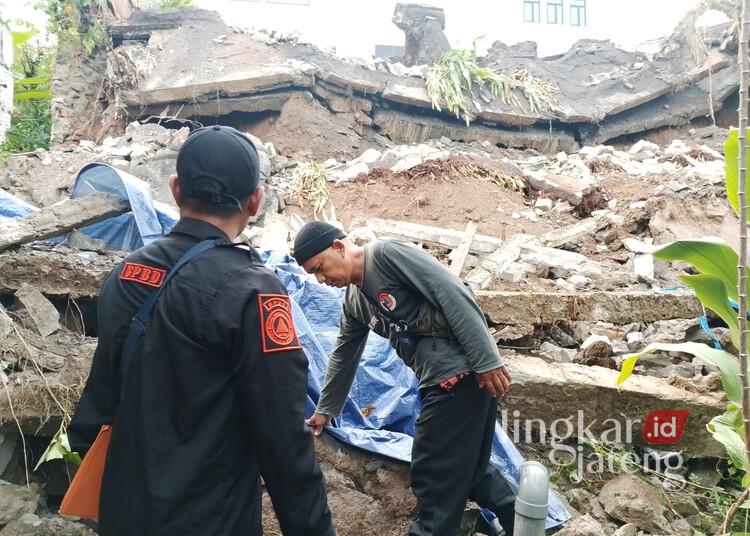 Hujan Deras Picu Longsor di Sejumlah Titik Kota Semarang 25 Longsor di Kelurahan Bambankerep, Kecamatan Ngaliyan, Kota Semarang, menimpa salah satu rumah warga setempat, Minggu, 12 April 2026. (Dok. BPBD Kota Semarang/Lingkarjateng.id)