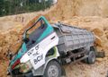 Kondisi truk yang tertimbun material longsoran tebing tambang galian C di Desa Pakem, Kecamatan Sukolilo, Kabupaten Pat, Kamis, 30 April 2026. (Lingkarjateng Group Network/Lingkarjateng.id)