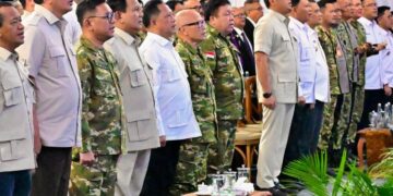 Gubernur Jawa Tengah Ahmad Luthfi (10 dari kiri) turut mendampingi Presiden Prabowo saat menghadiri Retret atau Kursus Pemantapan Pimpinan Daerah (KPPD) Ketua DPRD Seluruh Indonesia di Akademi Militer (Akmil), Magelang, pada Sabtu 18 April 2026. (Humas Pemprov Jateng/Lingkarjateng.id)