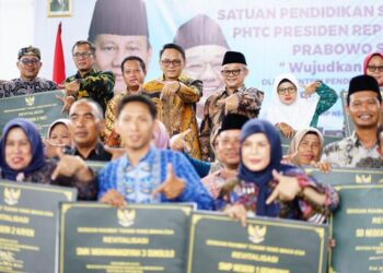 Mendikdasmen, Abdul Mu'ti, didampingi Plt Bupati Pati, Risma Ardhi Chandra meresmikan hasil revitalisasi 90 sekolah di SMPN 8 Pati, Minggu, 12 April 2026. (Humas Pemkab Pati/Lingkarjateng.id)