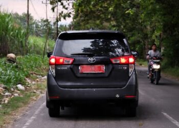 Mobil dinas yang dipakai Plt Sekwan Blora, Agus Listiyono, untuk kepentingan pribadi saat momen lebaran lalu. (Eko Wicaksono/Lingkarjateng.id)