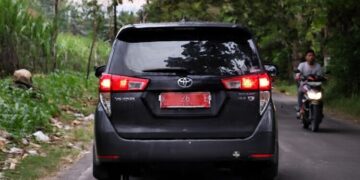 Mobil dinas yang dipakai Plt Sekwan Blora, Agus Listiyono, untuk kepentingan pribadi saat momen lebaran lalu. (Lingkarjateng.id)