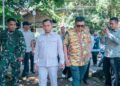Wakil Ketua DPRD Jawa Tengah, Mohammad Saleh (kanan) mendampingi Menteri Kependudukan dan Pembangunan Keluarga (Mendukbangga) RI, Wihaji, yang meninjau SPPG Desa Bantarbolang, Kabupaten Pemalang pada Kamis, 23 April 2026. (dok for Lingkarjateng.id)