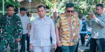 Wakil Ketua DPRD Jawa Tengah, Mohammad Saleh (kanan) mendampingi Menteri Kependudukan dan Pembangunan Keluarga (Mendukbangga) RI, Wihaji, yang meninjau SPPG Desa Bantarbolang, Kabupaten Pemalang pada Kamis, 23 April 2026. (dok for Lingkarjateng.id)