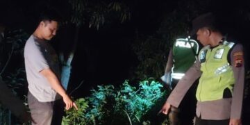 Tim Polsek Gubug saat melakukan olah TKP kasus begal di Jalan Desa Trisari, Kecamatan Gubug, Kabupaten Grobogan, Rabu malam, 8 April 2026. (Dok. Polres Grobogan/Lingkarjateng.id)