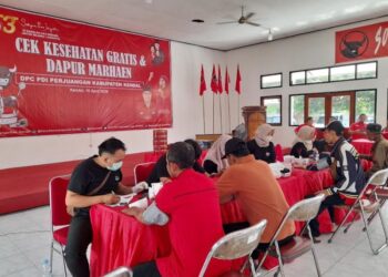 Rangkaian kegiatan cek kesehatan gratis dan dapur Marhaen di kantor DPC PDI Perjuangan Kabupaten Kendal pada Jumat, 10 April 2026. (Anik Kustiani/Lingkarjateng.id)