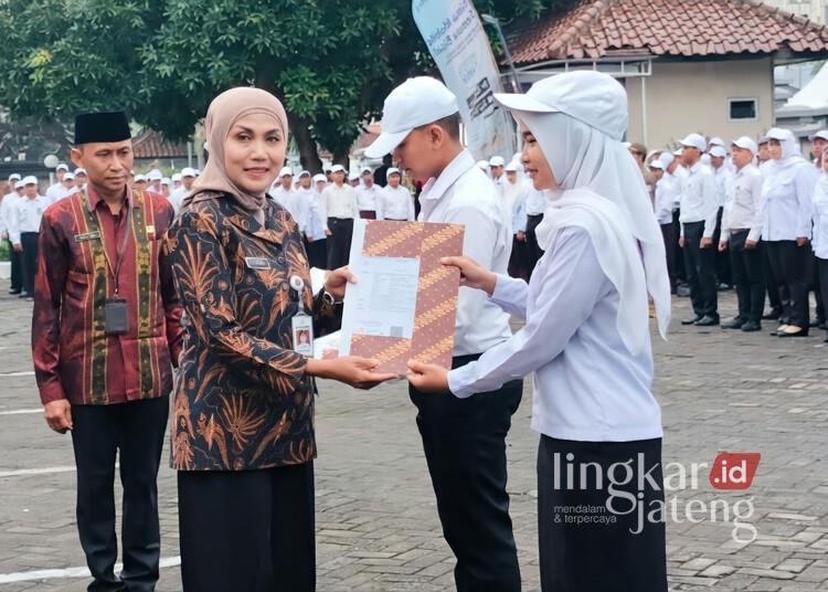 Pemkab Kendal Jamin Tak Ada PHK PPPK di Tengah Aturan Batasan Belanja Pegawai 25 Bupati Kendal, Dyah Kartika Permanasari, menyerahkan SK pengangkatan PPPPK tahun 2025 lalu. (Humas Pemkab Kendal/Lingkarjateng.id)