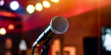 ILUSTRASI: Mikrofon di tempat karaoke. (Canva/Lingkarjateng.id)