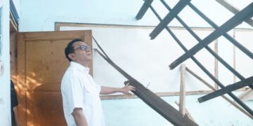 Plt Bupati Pati, Risma Ardhi Chandra meninjau langsung kondisi SD Negeri Mencon 01 di Kecamatan Pucakwangi, Sabtu, 25 April 2026. (Dok. Pemkab Pati/Lingkarjateng.id)