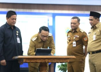 Ketua DPRD Kabupaten Pati Ali Badrudin saat mendampingi Plt Bupati Pati Risma Ardhi Chandra mendatangani pakta integritas antikorupsi. (Dok. For Lingkarjateng.id)