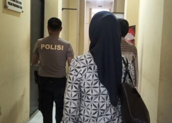 Kabag Perekonomian Setda Kabupaten Pekalongan, Siti Hanikatun, hendak memasuki ruang pemeriksaan KPK di Mapolresta Pekalongan, Jumat, 17 April 2026. (Fahri Akbar/Lingkarjateng.id)