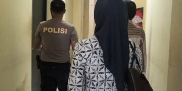 Kabag Perekonomian Setda Kabupaten Pekalongan, Siti Hanikatun, hendak memasuki ruang pemeriksaan KPK di Mapolresta Pekalongan, Jumat, 17 April 2026. (Fahri Akbar/Lingkarjateng.id)