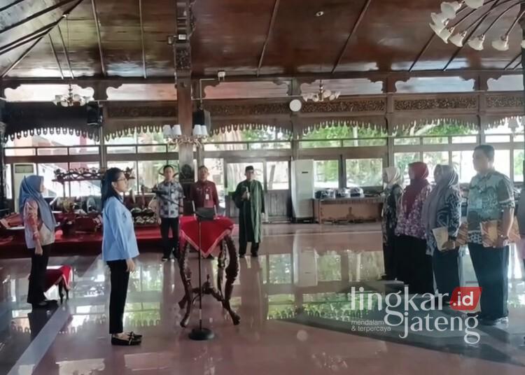Wabup Bellinda Lantik 5 Pejabat Pemkab Kudus, Instruksikan Pelayanan Optimal 25 Wakil Bupati Kudus, Bellinda Putri Sabrina Birton, melantik pejabat pengawas dan pejabat fungsional di Pendopo Kabupaten Kudus, Selasa, 7 April 2026. (Ahmad Abror/Lingkarjateng.id)