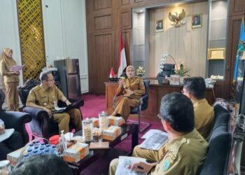 Wakil Wali Kota Salatiga Nina Agustin menyampaikan arahan terkait penurunan stunting kepada jajarannya di ruang kerja wakil wali kota, Senin, 13 April 2026. (Prokompim Setda Salatiga/Lingkarjateng.id)