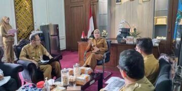 Wakil Wali Kota Salatiga Nina Agustin menyampaikan arahan terkait penurunan stunting kepada jajarannya di ruang kerja wakil wali kota, Senin, 13 April 2026. (Prokompim Setda Salatiga/Lingkarjateng.id)