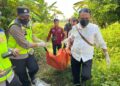 Petugas kepolisian mengevakuasi mayat pria tanpa identitas yang ditemukan di Desa Darupono, Kecamatan Kaliwungu Selatan, Kabupaten Kendal, Senin, 27 April 2026. (Dok. Polsek Kaliwungu/Lingkarjateng.id)