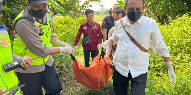 Petugas kepolisian mengevakuasi mayat pria tanpa identitas yang ditemukan di Desa Darupono, Kecamatan Kaliwungu Selatan, Kabupaten Kendal, Senin, 27 April 2026. (Dok. Polsek Kaliwungu/Lingkarjateng.id)