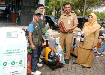 Pemkab Batang Kumpulkan Minyak Jelantah untuk Penuhi Target Rekor MURI 25 Pengumpulan minyak jelantah di Halaman Setda Batang, Senin, 13 April 2026. (Humas Pemkab Batang/Lingkarjateng.id)