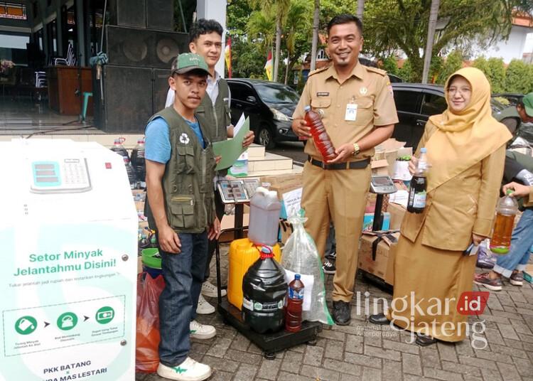 Pemkab Batang Kumpulkan Minyak Jelantah untuk Penuhi Target Rekor MURI 25 Pengumpulan minyak jelantah di Halaman Setda Batang, Senin, 13 April 2026. (Humas Pemkab Batang/Lingkarjateng.id)