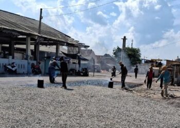 Perbaikan salah satu ruas jalan di Kabupaten Rembang. (Humas Pemkab Rembang/Lingkarjateng.id)