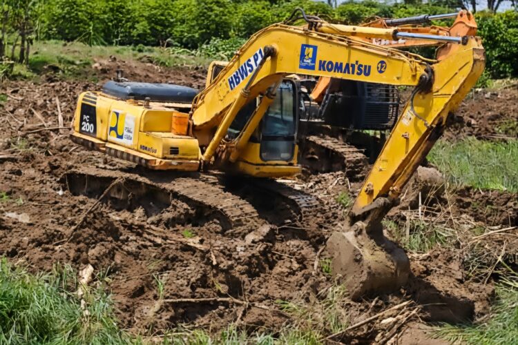Pasca Banjir, BBWS Perbaiki 6 Titik Tanggul Sungai Tuntang Jebol di Demak 25 Alat berat yang diterjunkan untuk memperbaiki tanggul Sungai Tuntang yang jebol di Desa Trimulyo, Kecamatan Guntur, Kabupaten Demak, Minggu, 5 April 2026. (Antara/Lingkarjateng.id)