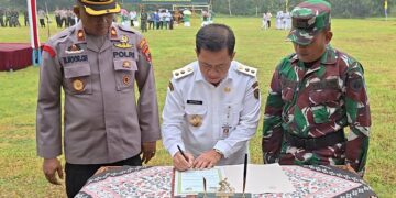 Plt Bupati Pekalongan, Sukirman, membuka TMMD Sengkuyung tahap II di Lapangan Desa Sawangan, Kecamatan Doro, Kabupaten Pekalongan, Rabu, 22 April 2026. (Fahri Akbar/Lingkarjateng.id)