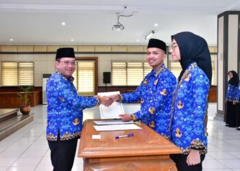 Plt. Bupati Pekalongan, Sukirman, saat melantik 41 PNS di Aula Lantai 1 Setda Kabupaten Pekalongan, Jumat, 17 April 2026. (Fahri Akbar/Lingkarjateng.id)