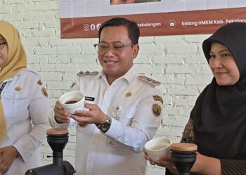 Plt Bupati Pekalongan, Sukirman, dalam peluncuran Sekolah Lapang Iklim (SLI) Kopi di La'ranc, Kecamatan Karanganyar, Kabupaten Pekalongan, Rabu, 29 April 2026. (Fahri Akbar/Lingkarjateng.id)
