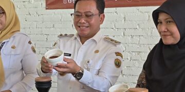 Plt Bupati Pekalongan, Sukirman, dalam peluncuran Sekolah Lapang Iklim (SLI) Kopi di La'ranc, Kecamatan Karanganyar, Kabupaten Pekalongan, Rabu, 29 April 2026. (Fahri Akbar/Lingkarjateng.id)