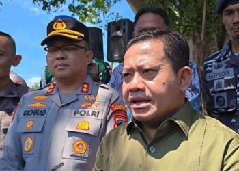 Pelaksana tuga Bupati Pekalongan, Sukirman (kanan), memberikan keterangan kepada awak media usai kegiatan simulasi penanganan unjuk rasa di kompleks Pemerintah Kabupaten Pekalongan, Kamis, 23 April 2026. (Fahri Akbar/Lingkarjateng.id)