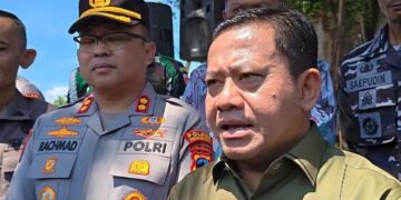 Pelaksana tuga Bupati Pekalongan, Sukirman (kanan), memberikan keterangan kepada awak media usai kegiatan simulasi penanganan unjuk rasa di kompleks Pemerintah Kabupaten Pekalongan, Kamis, 23 April 2026. (Fahri Akbar/Lingkarjateng.id)