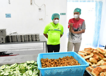 Plt. Bupati Pekalongan, Sukirman, saat meninjau SPPG di Desa Nyamok, Kecamatan Kajen, Jumat, 17 April 2026. (Fahri Akbar/Lingkarjateng.id)