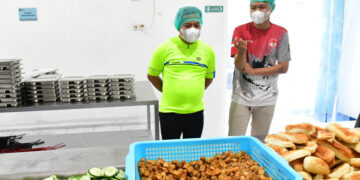 Plt. Bupati Pekalongan, Sukirman, saat meninjau SPPG di Desa Nyamok, Kecamatan Kajen, Jumat, 17 April 2026. (Fahri Akbar/Lingkarjateng.id)