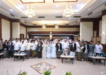 Wakil Ketua DPRD Provinsi Jawa Tengah Mohammad Saleh (keempat kiri) menghadiri acara “Halalbihalal Ngumpulke Balung Pisah Warga NU se-Jateng” yang digelar di Hotel Pandanaran, Kota Semarang pada Minggu, 19 April 2026 malam. (Humas Pemprov Jateng)