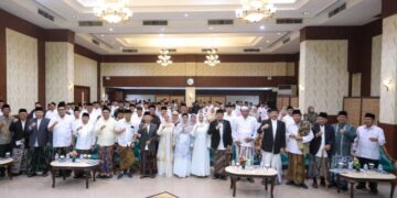 Wakil Ketua DPRD Provinsi Jawa Tengah Mohammad Saleh (keempat kiri) menghadiri acara “Halalbihalal Ngumpulke Balung Pisah Warga NU se-Jateng” yang digelar di Hotel Pandanaran, Kota Semarang pada Minggu, 19 April 2026 malam. (Humas Pemprov Jateng)