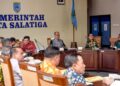 RAPAT: Sekretaris Daerah (Sekda) Kota Salatiga Muthoin memaparkan kinerja keuangan dari Januari hingga Maret saat rakor POK Tingkat Kota Triwulan I Tahun Anggaran 2026 di Ruang Kalitaman, Kantor Setda, Kamis, 16 April 2026. (Prokompim Setda Salatiga/Lingkarjateng.id)