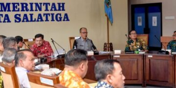 RAPAT: Sekretaris Daerah (Sekda) Kota Salatiga Muthoin memaparkan kinerja keuangan dari Januari hingga Maret saat rakor POK Tingkat Kota Triwulan I Tahun Anggaran 2026 di Ruang Kalitaman, Kantor Setda, Kamis, 16 April 2026. (Prokompim Setda Salatiga/Lingkarjateng.id)