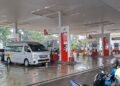 Kendaraan mengisi BBM di salah satu SPBU di Kota Semarang. (Rizky Syahrul Al-Fath/Lingkarjateng.id)