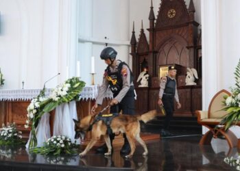 Sejumlah petugas Polres Salatiga saat melakukan sterilisasi di Gereja St. Paulus Miki di Jalan Diponegoro, Kamis, 2 April 2026. (Dok.Humas Polres Salatiga/Lingkarjateng.id)