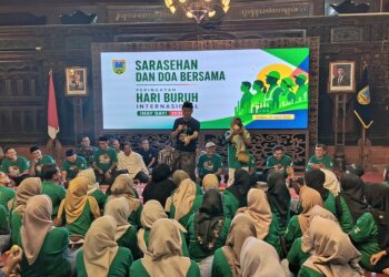 Suasana sarasehan dan doa bersama memperingati Hari Buruh Internasional atau May Day di Pendopo Kabupaten Kudus, Kamis malam, 30 April 2026. (Mohammad Fahtur Rohman/Lingkarjateng.id)