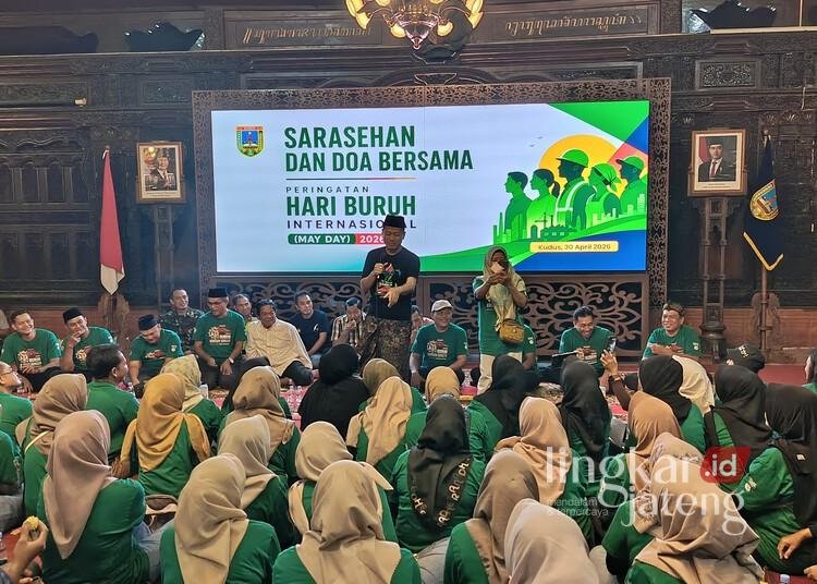 Jelang May Day, Bupati Kudus Gelar Sarasehan Bareng Buruh 25 Suasana sarasehan dan doa bersama memperingati Hari Buruh Internasional atau May Day di Pendopo Kabupaten Kudus, Kamis malam, 30 April 2026. (Mohammad Fahtur Rohman/Lingkarjateng.id)